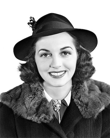 simsearch:846-07200135,k - 1940s SMILING BRUNETTE WOMAN PORTRAIT WEARING HAT COAT FUR COLLAR LOOKING AT CAMERA Stock Photo - Rights-Managed, Code: 846-08639504