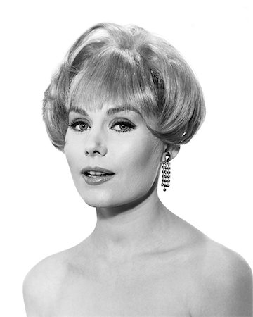 simsearch:846-08639518,k - 1960s PORTRAIT BLONDE WOMAN TEASED HAIRSTYLE WITH BANGS DROP EARRINGS HIGH FASHION MAKEUP LOOKING AT CAMERA Stock Photo - Rights-Managed, Code: 846-08639515