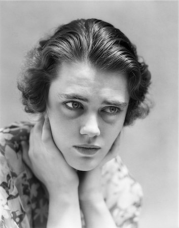 simsearch:846-08030391,k - 1930s PORTRAIT WORRIED UPSET SAD WOMAN HOLDING HEAD IN HANDS Stock Photo - Rights-Managed, Code: 846-08639511