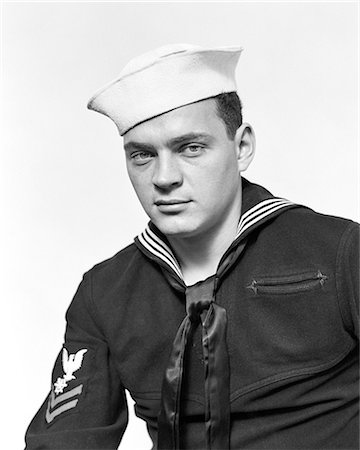 simsearch:846-05647657,k - 1940s PORTRAIT SERIOUS AMERICAN SAILOR WEARING NAVY UNIFORM LOOKING AT CAMERA Photographie de stock - Rights-Managed, Code: 846-08639556