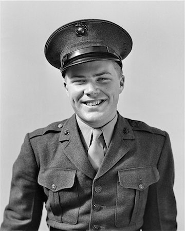 simsearch:846-05647657,k - 1940s PORTRAIT SMILING MAN WEARING UNITED STATES MARINE UNIFORM LOOKING AT CAMERA Photographie de stock - Rights-Managed, Code: 846-08639557