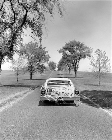 1960s JUST MARRIED BRIDE AND GROOM DRIVING AWAY IN CAR Foto de stock - Con derechos protegidos, Código: 846-09012705