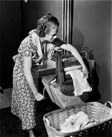 simsearch:846-05646454,k - 1930s WOMAN DOING LAUNDRY AT WRINGER WASHING MACHINE Foto de stock - Con derechos protegidos, Código: 846-09012713