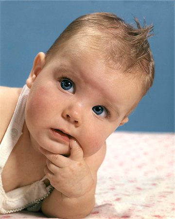 simsearch:649-06533379,k - 1960s BABY PORTRAIT SERIOUS FACE EXPRESSION THOUGHTFUL PENSIVE FINGER CHIN MOUTH THINKING Photographie de stock - Rights-Managed, Code: 846-09012829