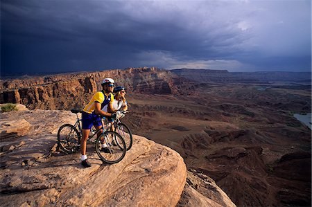 simsearch:846-02797740,k - 1990s COUPLE WITH BIKES AMASA BACK TRAIL MOAB UTAH USA Stock Photo - Rights-Managed, Code: 846-09012831