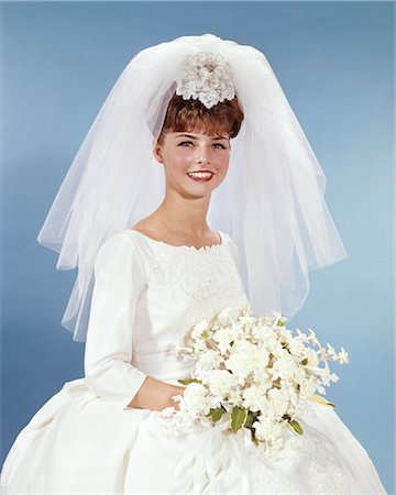 simsearch:846-07200088,k - 1960s PORTRAIT SMILING WOMAN BRIDE IN SIMPLE WHITE WEDDING GOWN HOLDING WHITE FLOWER BOUQUET LOOKING AT CAMERA Stock Photo - Rights-Managed, Code: 846-09012846