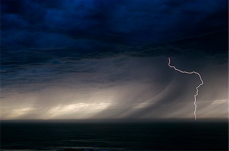 LIGHTNING STRIKE OVER WATER DURING THUNDER RAIN STORM Photographie de stock - Rights-Managed, Code: 846-09012946