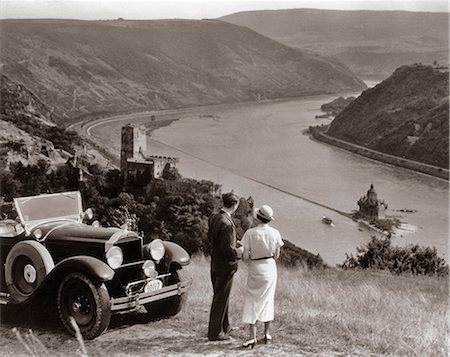 simsearch:846-06112141,k - 1930s COUPLE WITH TOURING CAR OVERLOOKING RHINE RIVER BURG GUTENFELS AND CASTLE PFALZGRAFENSTEIN ON FALKENAU ISLAND GERMANY Stock Photo - Rights-Managed, Code: 846-09013100