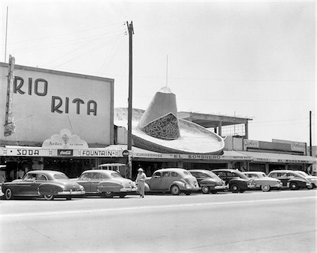 signs for mexicans - 1950s THE FAMOUS EL SOMBRERO RESTAURANT WITH GIANT MEXICAN HAT ON TOP OF BUILDING TIAJUANA MEXICO Photographie de stock - Rights-Managed, Code: 846-09085383