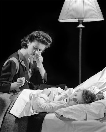 1940s CONCERNED WORRIED WOMAN MOTHER CHECKING THERMOMETER TAKING TEMPERATURE OF ILL GIRL DAUGHTER LAYING IN BED Photographie de stock - Rights-Managed, Code: 846-09161391