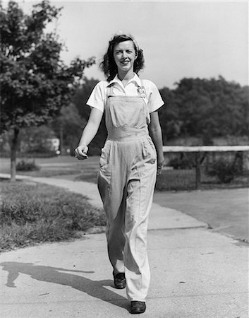 simsearch:846-03164221,k - 1940s HAPPY SMILING WOMAN FEMALE WORKER OUTDOOR WALKING TOWARD  WEARING BIB OVERALLS COVERALLS WORK CLOTHES LOOKING AT CAMERA Stock Photo - Rights-Managed, Code: 846-09161578