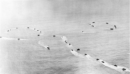 simsearch:846-05647657,k - 1940s WWII AERIAL VIEW CIRCLING NAVY HIGGINS BOATS MARCH 1944 OFF OF EMIRAU ISLAND IN PACIFIC OCEAN PRIOR TO LANDING OPERATION Photographie de stock - Rights-Managed, Code: 846-09161585
