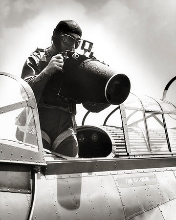 simsearch:846-05647657,k - 1940s ANONYMOUS MAN PHOTOGRAPHER WITH LARGE AERIAL CAMERA USED BY U.S. AIR FORCE FOR RECONNAISSANCE AND MAP MAKING Photographie de stock - Rights-Managed, Code: 846-09181464