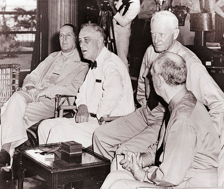 simsearch:846-05648291,k - 1940s HONOLULU CONFERENCE JULY 28 1944 PRESIDENT  ROOSEVELT GENERAL MacARTHUR  ADMIRAL NIMITZ ADMIRAL LEAHY PEARL HARBOR HAWAII Stock Photo - Rights-Managed, Code: 846-09181533