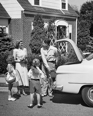 simsearch:846-09012864,k - 1940s 1950s FAMILY PACKING THE CAR TRUNK WITH PICNIC BASKETS THERMOS  AND TOYS Stock Photo - Rights-Managed, Code: 846-09181627