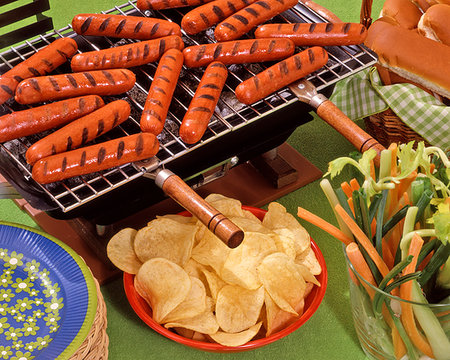 simsearch:846-05646226,k - 1970s 1980s GRILLED HOT DOGS ON HIBACHI CHARCOAL GRILL ALONG WITH BUNS POTATO CHIPS SLICED CELERY STALKS AND CARROT STICKS Stock Photo - Rights-Managed, Code: 846-09181764
