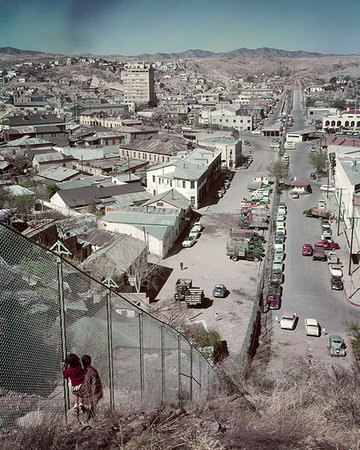 1950s INTERNATIONAL BORDER UNITED STATES AND MEXICO CHAIN LINK FENCE DIVIDES NOGALES AZ & HEROICA NOGALES Photographie de stock - Rights-Managed, Code: 846-09181853