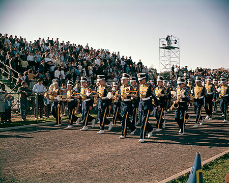 1970s MARCHING BAND AT HIGH SCHOOL FOOTBALL GAME Foto de stock - Con derechos protegidos, Código: 846-09181874