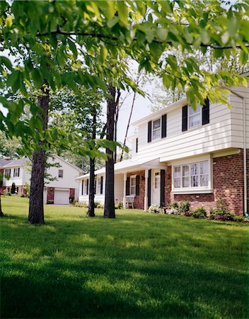 simsearch:846-02793946,k - 1970s SUBURBAN SPLIT LEVEL HOUSE WITH BLACK SHUTTERS AND BRICK SIDING P Stock Photo - Rights-Managed, Code: 846-02794053