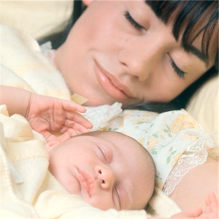 1970s MOTHER AND BABY SLEEPING EYES CLOSED CUDDLING CLOSE UP Foto de stock - Con derechos protegidos, Código: 846-02794082