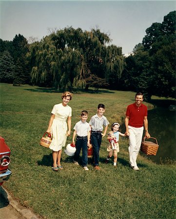 family picnic retro - FAMILY GOING ON A PICNIC Stock Photo - Rights-Managed, Code: 846-02794091