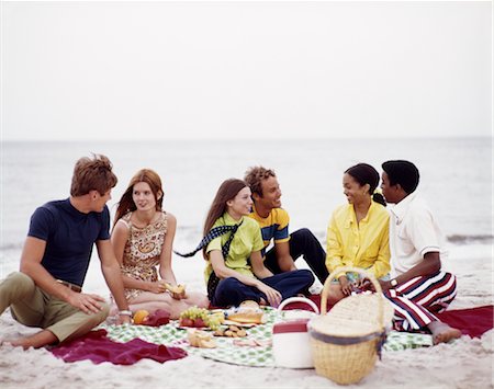 simsearch:846-02794130,k - 1970s MIXED ETHNIC GROUP TEENAGE COUPLES PICNIC ON BEACH Stock Photo - Rights-Managed, Code: 846-02794137