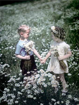 flower photo boy girl - 1940s 1950s BOY GIRL PICKING DAISIES IN FIELD OF FLOWERS Foto de stock - Con derechos protegidos, Código: 846-02794605
