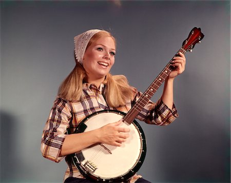 simsearch:846-02794130,k - 1960s 1970s YOUNG BLOND WOMAN PLAYING BANJO Stock Photo - Rights-Managed, Code: 846-02794705