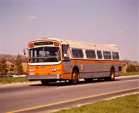 ANNÉES 1970 ROUGE BLANC DE BUS SUR LA ROUTE DE L'AUTOROUTE PRINCETON 33 NOUVEAUX AUTOBUS DE PASSAGERS DE JERSEY Photographie de stock - Rights-Managed, Code: 846-02794831