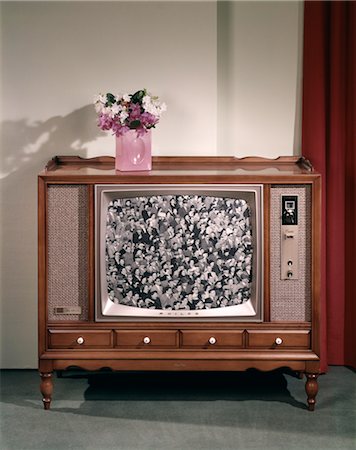 1960s LARGE CONSOLE TELEVISION WITH BLACK AND WHITE SCREEN IMAGE AND VASE OF FLOWERS ON TOP NOSTALGIA Foto de stock - Con derechos protegidos, Código: 846-02795214