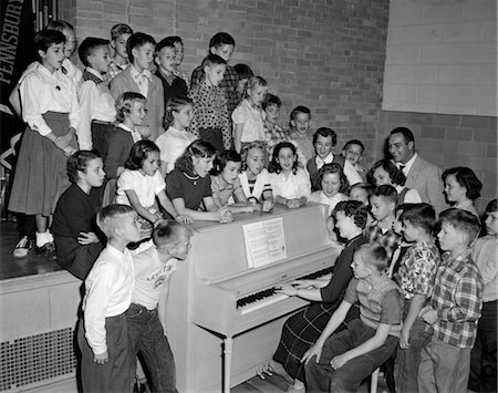 simsearch:846-02797888,k - 1950s GROUP SCHOOL KIDS BOYS GIRLS PIANO SINGING TEACHER PLAYS CHOIR CHORUS REHEARSAL PRACTICE SING PENN VALLEY SCHOOL Stock Photo - Rights-Managed, Code: 846-02795532