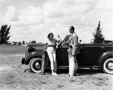 années 1930 COUPLE LEANING ON DeSOTO convertibles avec des sacs de GOLF parler Photographie de stock - Rights-Managed, Code: 846-02795644