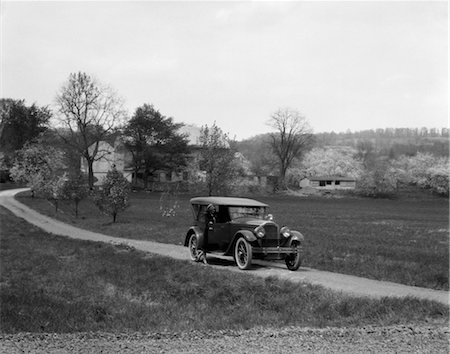 simsearch:846-02796313,k - 1930s 1940s PACKARD ON DIRT ROAD WITH WOMAN STANDING OUTSIDE PASSENGER SIDE Stock Photo - Rights-Managed, Code: 846-02795650