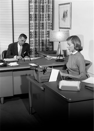 1950s OFFICE WITH EXECUTIVE AT DESK AND SECRETARY TYPING Foto de stock - Con derechos protegidos, Código: 846-02795770