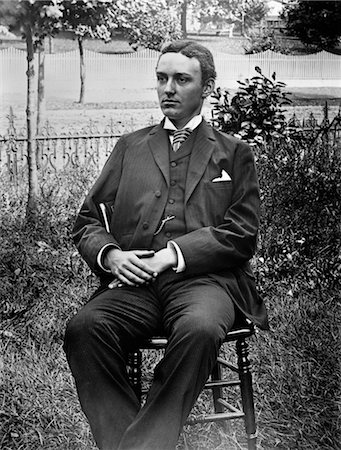 1890s 1900s TURN OF THE CENTURY PORTRAIT OF MAN IN THREE-PIECE SUIT SEATED IN CHAIR OUTSIDE Foto de stock - Con derechos protegidos, Código: 846-02795912