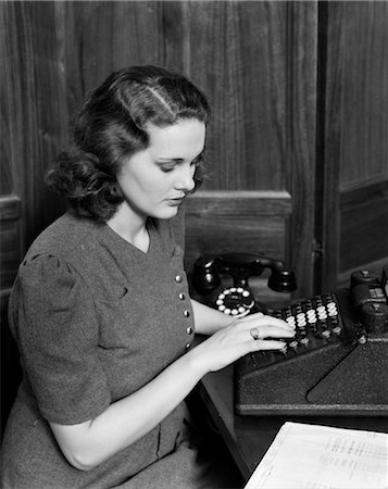 1940s WOMAN TYPING TYPEWRITER SECRETARY WORK BUSINESS Foto de stock - Con derechos protegidos, Código: 846-02795997