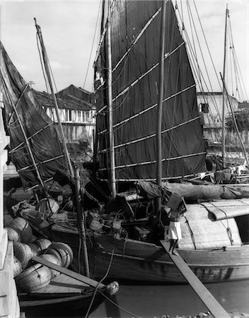 simsearch:846-02795969,k - 1920s 1930s NATIVE CARRYING BOX WALKING ON PLANK UNLOADING CHINESE CARGO SHIPS INDUSTRY COMMERCE SINGAPORE Stock Photo - Rights-Managed, Code: 846-02796265