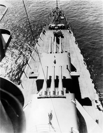 1940s WWII US NAVY SHIP CRUISER BOW FORECASTLE DECK BIG GUN TURRETS ANCHOR CHAIN Stock Photo - Rights-Managed, Code: 846-02796262