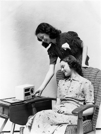 radio - ANNÉES 1930 1940 DEUX FEMMES SOURIANT À L'ÉCOUTE DE LA RADIO Photographie de stock - Rights-Managed, Code: 846-02796557