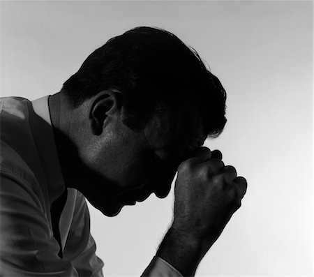 silhouette black and white - 1960s SILHOUETTED MAN HEAD DOWN HAND TO FOREHEAD PRAYING PRAYER DEPRESSED DEPRESSION SAD WORRIED Stock Photo - Rights-Managed, Code: 846-02796610