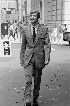 1970s BUSINESSMAN IN SUIT WALKING DOWN CITY STREET Stock Photo - Rights-Managed, Code: 846-02797125