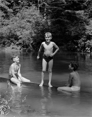 retro swim - 1940s THREE BOYS OUTDOOR IN SWIMMING HOLE Foto de stock - Con derechos protegidos, Código: 846-02797227