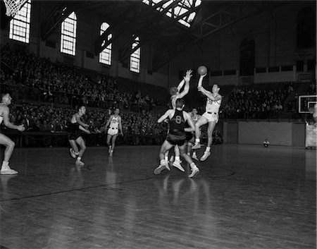 simsearch:846-02797740,k - 1950s COLLEGE BASKETBALL GAME JUMP BALL COURT GYMNASIUM SCHOOL TEAM PENN VERSUS PRINCETON Stock Photo - Rights-Managed, Code: 846-02797286