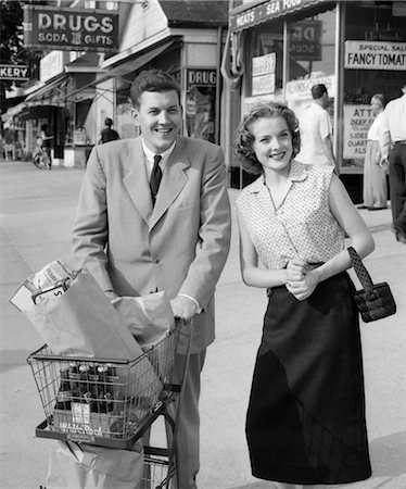 shopping cart - 1950s HAPPY SMILING COUPLE MAN WOMAN PUSHING GROCERY CART Foto de stock - Con derechos protegidos, Código: 846-02797316