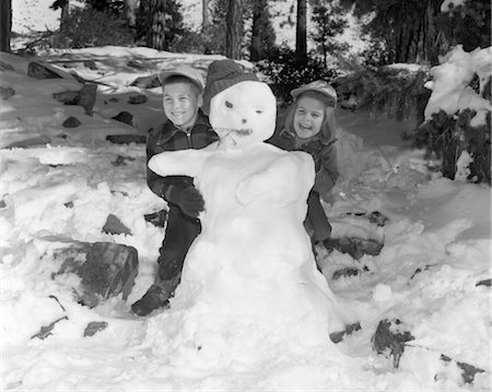simsearch:846-02796436,k - 1950s 1960s SNOWMAN CHILDREN PLAYING SMILING SNOW Stock Photo - Rights-Managed, Code: 846-02797797