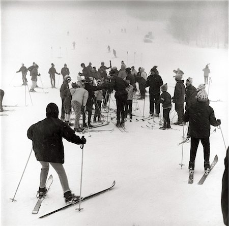 simsearch:846-02796436,k - 1960s WINTER SKIING GROUP MEN WOMEN CHILDREN SNOW WINTER SPORTS Stock Photo - Rights-Managed, Code: 846-02797818