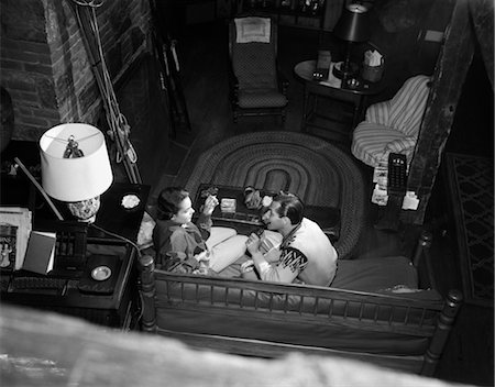 simsearch:846-02797740,k - 1950s COUPLE MAN WOMAN SITTING ON COUCH SKI LODGE VIEW FROM ABOVE Stock Photo - Rights-Managed, Code: 846-02797822