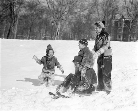 simsearch:846-02796436,k - 1930s MAN & WOMAN WITH A BOY & GIRL DRESSED IN WINTER CLOTHING PLAYING IN SNOW FIELD Stock Photo - Rights-Managed, Code: 846-02797834