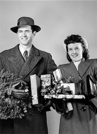 simsearch:846-02797902,k - 1940s COUPLE STANDING IN WINTER COATS HOLDING WRAPPED GIFTS AND A WREATH STUDIO Stock Photo - Rights-Managed, Code: 846-02797917