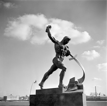 simsearch:846-02792671,k - 1950s GIFT FROM RUSSIA TO THE U.N. IN N.Y. OF A STATUE BEATING HIS SWORD INTO A PLOWSHARE Stock Photo - Rights-Managed, Code: 846-02791795